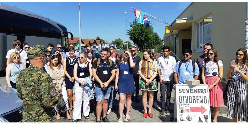 (FOTOGRAFIJA DANA) Polaznici Ljetne škole Domovina u posjetu Vukovaru!
