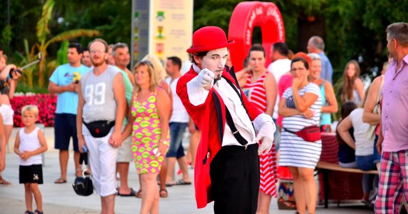 SMIJEH I ZABAVA BEZ KRAJA NA CRIKVARTU U CRIKVENICI Počinje urnebesno zabavan festival uličnih zabavljača