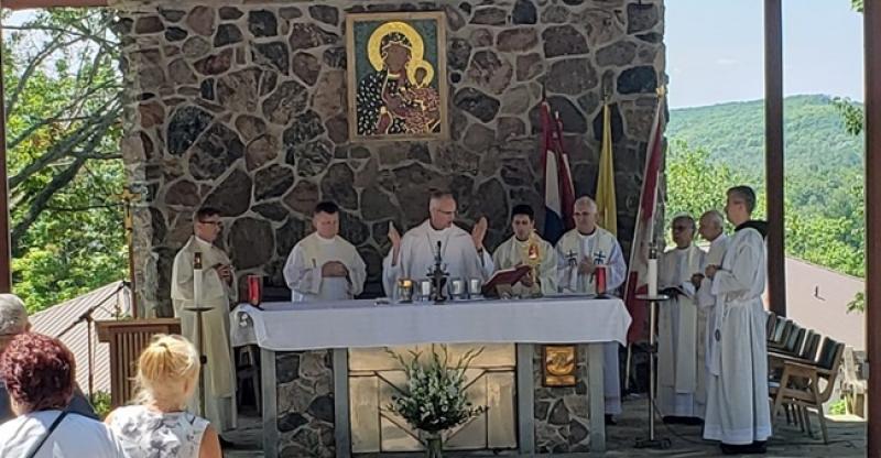 HRVATSKI VJERNICI IZ KANADE Sudjelovali su na hodočašću u Midland