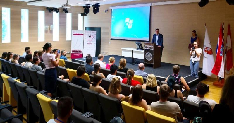 LIJEPA VIJEST ZA HRVATE IZVAN RH Ministarstvo će za 100 upisnih mjesta redovitim studentima iz iseljeništva podmiriti školarinu u cijelosti