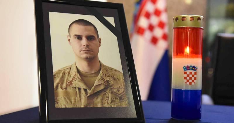 POSLJEDNJI POZDRAV NAŠEM HEROJU JOSIPU BRIŠKOM Pokoj vječni daruj mu, Gospodine! I svjetlost vječna svijetlila njemu. Počivao u miru Božjem
