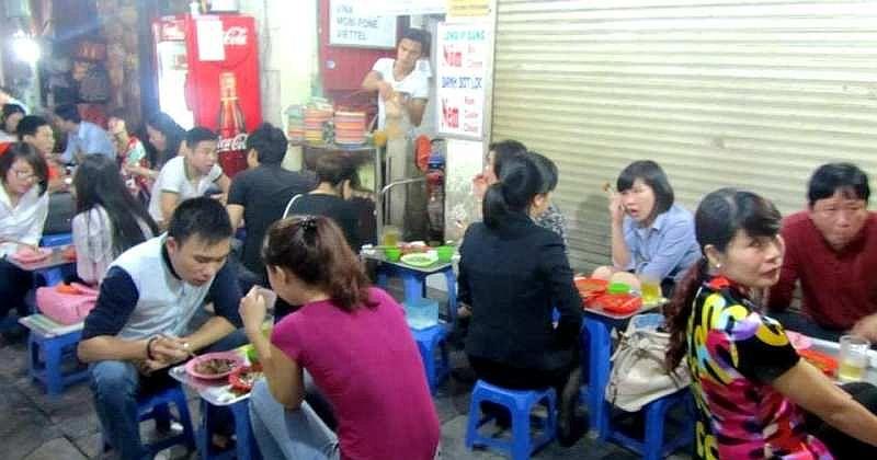 PLASTIČNE STOLICE SU APSOLUTNI HIT U VIJETNAMU Nekad imaš osjećaj kao da sjediš na samom podu i zapravo nisi siguran hoće li te izdržati