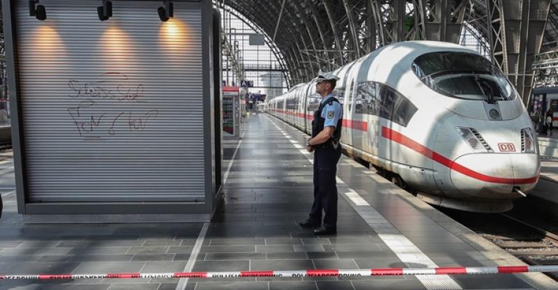 ŽELJEZNIČKI KOLODVOR U FRANKFURTU ZATVOREN ZBOG PLJAČKE BANKE Policija upozorava građane da izbjegavaju okolno područje, moguće izmjene u voznom redu