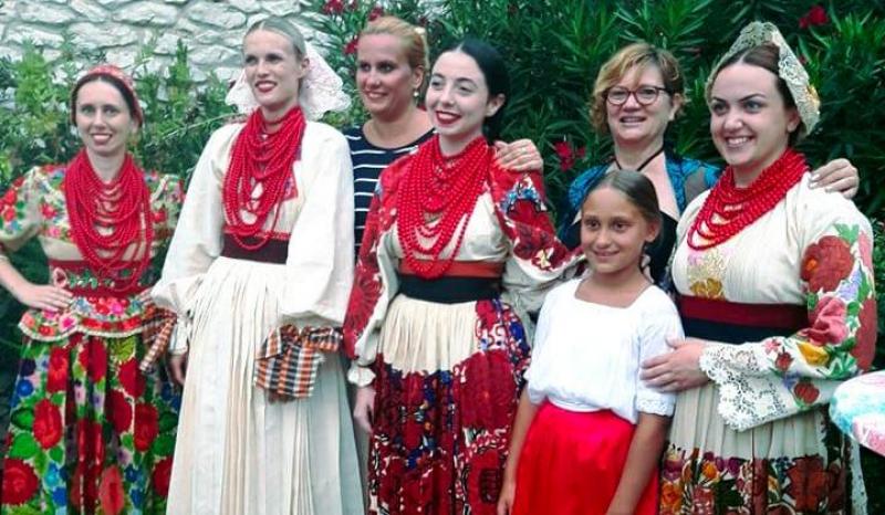 U ZADRU POČELA LJETNA ŠKOLA HRVATSKOG FOLKORA Predavat će se i plesovi Hrvata koji žive u Vojvodini (Srbija), Mađarskoj i Bosanskoj Posavini (BiH)