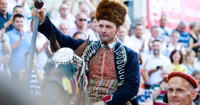 ZAVRŠILA SINJSKA ALKA Alkar Frano Ivković slavodobitnik 304. Sinjske alke
