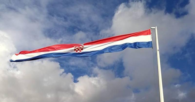 MOJ DOM Ja domovinu imam; tek u srcu je nosim, I brda joj i dol; Gdje raj da ovaj prostrem, uzalud svijet prosim, I... gutam svoju bol
