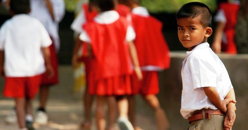 POUČNA PRIČA Prije nego je izdahnuo, otac je izvadio dvije kutijice jednu crnu, a drugu bijelu, i rekao sinu...