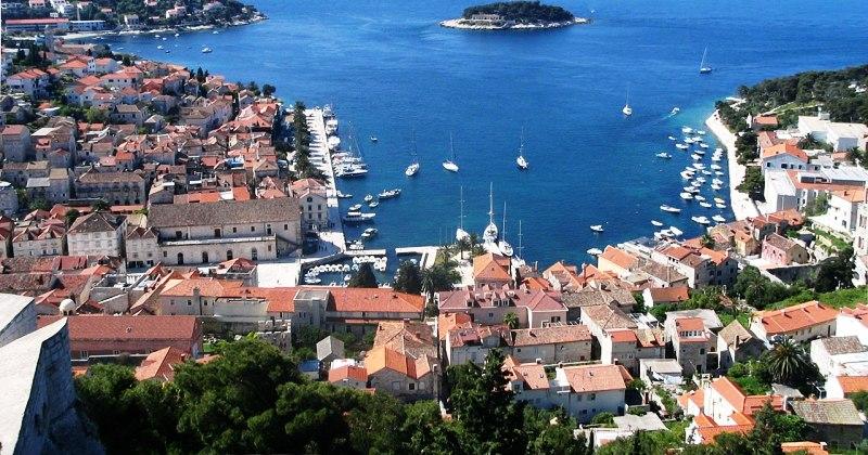 DRAMA NA BRODU KOD HVARA Do dolaska Hitne muškarac je već preminuo, helikopter dvoje djece u teškom stanju i dvoje odraslih prevezao u Split. Sumnja se na trovanje školjkama
