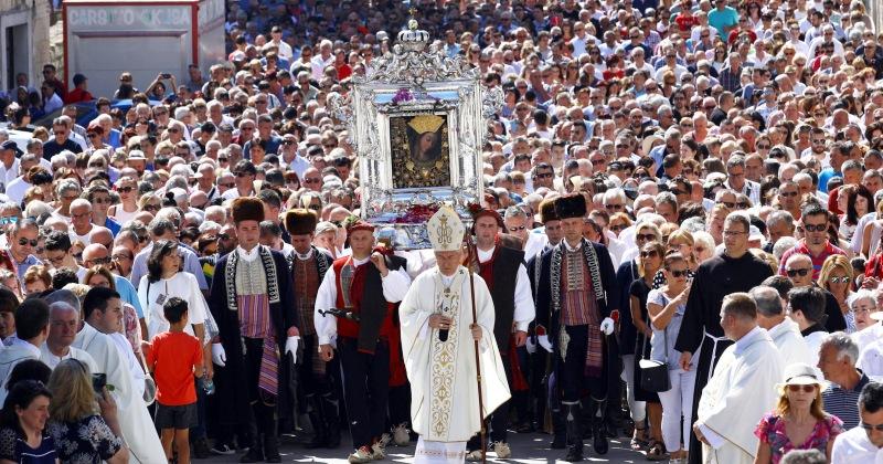 BLAGOSLOVLJENA VAM VELIKA GOSPA Marija je novozavjetni Kovčeg saveza koji nam uprisutnjuje živoga Boga