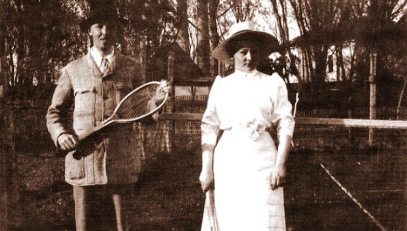 U SPOMEN PRVE HRVATSKE NOGOMETNE LOPTE I IDEJNIH ZAČETNIKA NK GRANIČAR Katarina i Fred Hepburn igraju tenis u Županji krajem 19. stoljeća