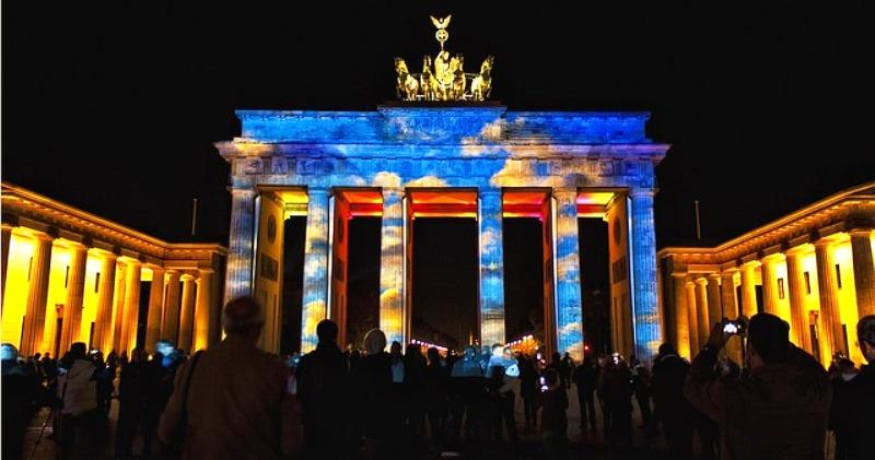 KULTURA Berlinska filharmonija i maestro Petrenko ispred Brandenburških vrata izveli Odu radosti