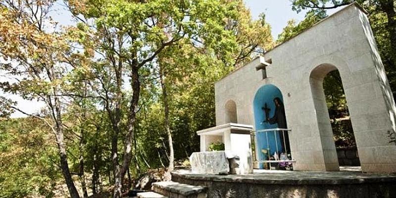 GOSPINO UKAZANJE U GALI KOD SINJA Ugledan Gospu, pruža mi krunicu, ja pružin svoju, a ona mi je blagoslovi, i nju i bilu maramicu