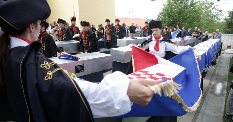 FOTOGRAFIJA DANA Posljednji ispraćaj i pokop posmrtnih ostataka 294 osobe ekshumirane na području Gračana