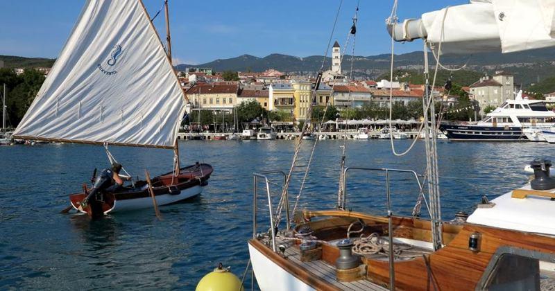 TRADICIONALNE LJEPOTICE NA REGATI U CRIKVENICI Jedrenje i veslanje na starim tradicijskim brodicama u subotu, 24. kolovoza