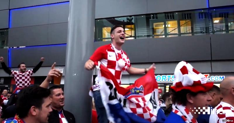 (VIDEO) Hrvatski navijači ispred stadiona u Trnavi pred utakmicu Slovačka - Hrvatska