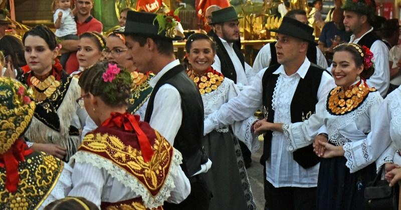 POGLEDAJTE FOTOGALERIJU Folklornim večerima započele priredbe na 54. Vinkovačkim jesenima