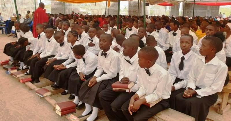 VODIMO VAS U AFRIKU Pogledajte podjelu sv. Krizme u nedovršenoj crkvi u Kisongu gdje djeluju i naši misionari