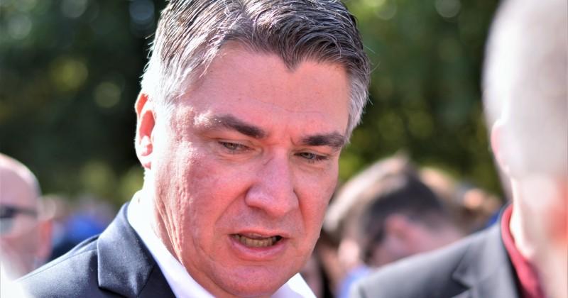 PREDSJEDNIČKI KANDIDAT MILANOVIĆ Ne mogu obećati vreću punu darova. Obećavaju lažni Djedovi i Bake Mrazi, a ja to nisam. Ja ću biti samo predsjednik