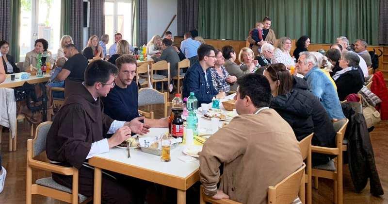 (FOTOGALERIJA) ŠTO DAROVATI SVEĆENIKU? Vjernici Hrvatske katoličke zajednice Bremen su fra Nikoli Kozini pripremili cijelu gozbu