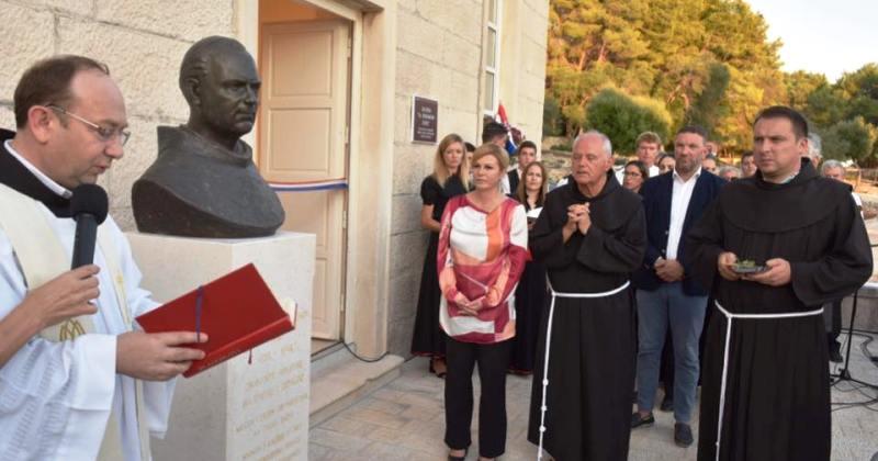 PREDSJEDNICA GRABAR-KITAROVIĆ SUTRA PUTUJE U AMERIKU U subotu će govoriti u Hrvatskoj bratskoj zajednici u povodu 125. obljetnice njezinog osnutka