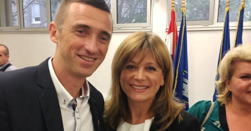 IZVRSNO IZLAGANJE KAROLINE VIDOVIĆ KRIŠTO NA TEMU PRAVA ETNIČKIH MANJINA Uzrok problema je hrvatski Ustav i zakoni o posebnim političkim pravima