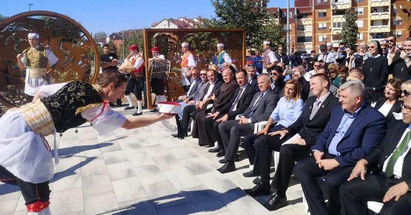 U VUKOVARU JE SVEČANO OTKRIVEN GONG SVJETSKOG MIRA Simbol trajnog mira u svijetu