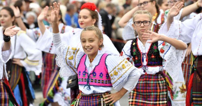 FOTOGRAFIJA DANA U dnevnim novinama ‘Münchner Merkur’ ove djevojke prezentiraju Hrvatsku zajednicu u Münchenu