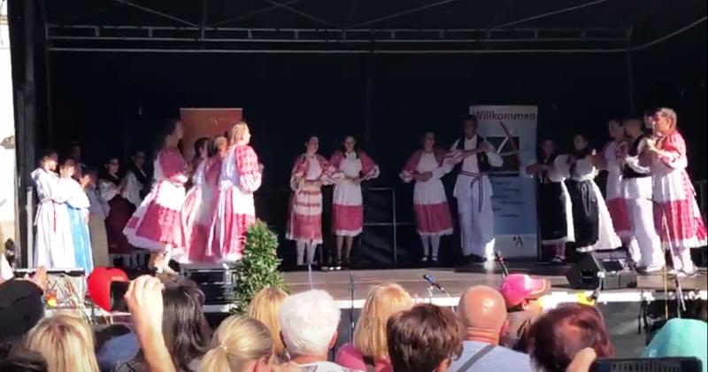 (VIDEO) MLADI FOLKLORAŠI HKM AUGSBURG NASTUPILI NA DANU INTEGRACIJE U SRCU BAYERNA I sve oduševili svojim plesnim umijećem