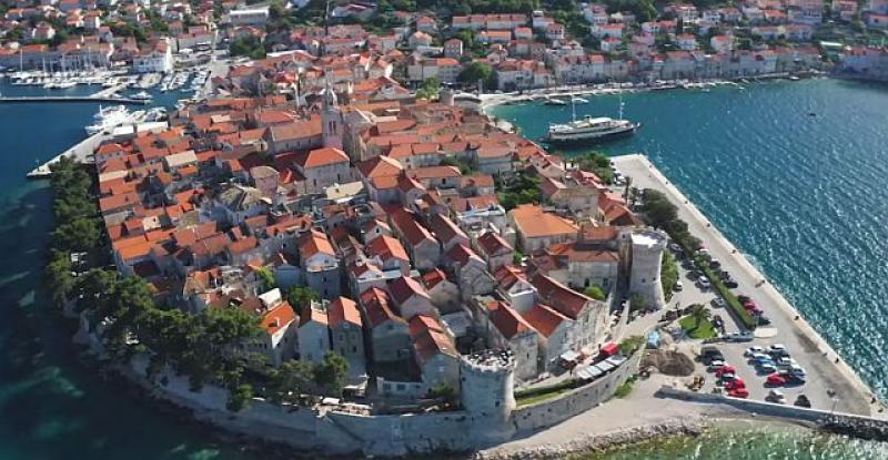 (VIDEO) ODUŠEVITE SE Pogledajte kako američka novinarka predstavlja Korčulu