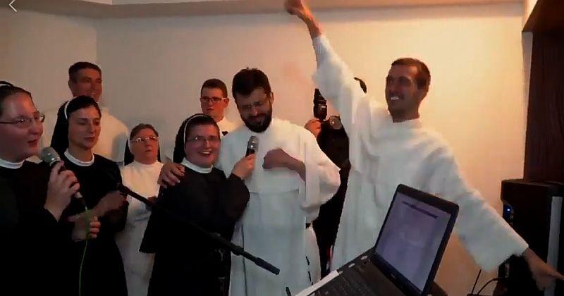 UDAHNITE DUBOKO, OVAKVO VESELJE JOŠ NISTE VIDJELI Pogledajte kako dominikanci i časne sestre pjevaju sevdalinku Bosno moja i Dođi u Vinkovce