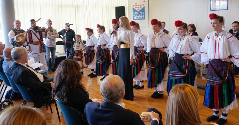 ZAUSTAVLJENI SU KRICI AL' NISU DUŠE Održana promocija romana prvijenca švicarske Hrvatice