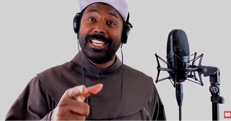 NEOBIČAN FRANJEVAC SA SUNČANIM NAOČALAMA I GITAROM Nova je zvijezda Youtuba