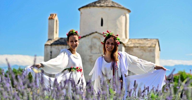 U DREVNOM GRADU NINU Kostimiranim vođenjem obilježen Svjetski dan turizma i obljetnice hrvatske povijesti