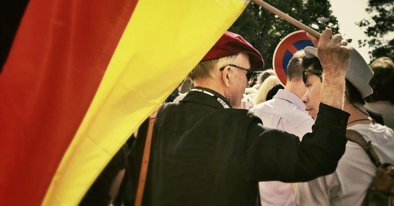 MOJA PRIČA O PADU BERLINSKOG ZIDA, BALVAN REVOLUCIJI I JEDNOJ (NE)OBIČNOJ HRVATSKO-NJEMAČKOJ OBITELJI Ovo sjećanje nosim trideset godina u svojim mislima