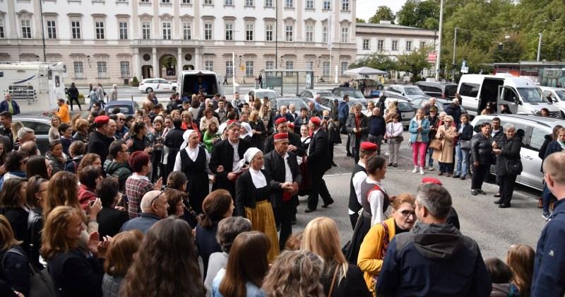 NA POZIV HRVATSKE KATOLIČKE ŽUPE BL. ALOJZIJA STEPINCA KUD 'Sveti Roko' iz Svetog Filipa i Jakova prezentirao ljepotu pjesme i plesa iz Dalmacije u srcu Salzburga