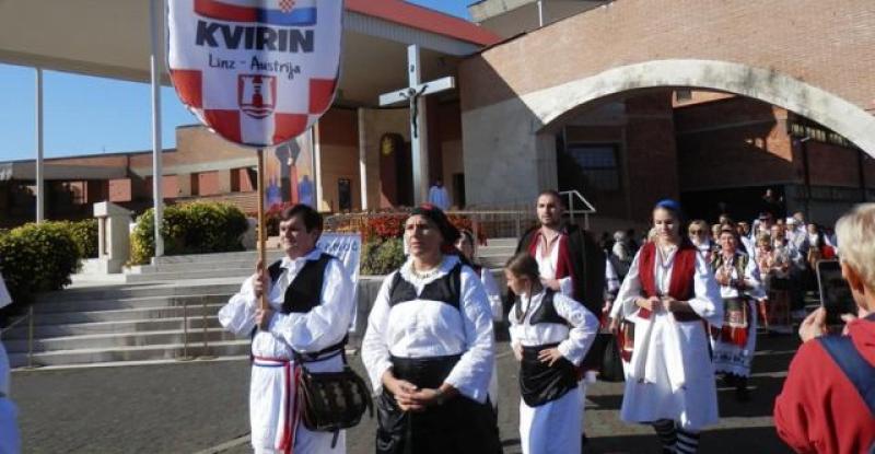 (FOTOGALERIJA) HODOČAŠĆE U MARIJU BISTRICU Uz vjernike Vrhbosanske nadbiskupije i Banjalučke biskupije sudjelovali su i hodočasnici iz brojnih hrvatskih katoličkih misija