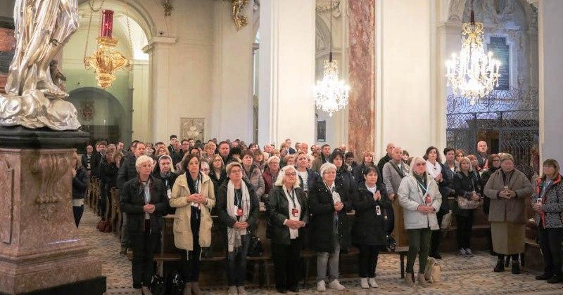 VJERNICI SPLITSKO – MAKARSKE NADBISKUPIJE HODOČASTILI U MARIAZELL Ovo Marijansko svetište godišnje posjeti preko 700 tisuća hodočasnika