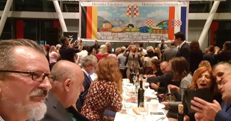 POGLEDAJTE VIDEO Tri tisuće Hrvata na 20. jubilarnoj Hercegovačkoj večeri u Carl Benz Areni u Stuttgartu