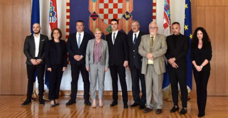 PROJEKT KOJI POVEZUJE HRVATSKU I CRNU GORU Predsjednica Republike primila izaslanstvo projekta 'Putevima bokeljskih Hrvata'