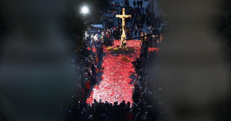 NA DUŠNI DAN SJEĆAMO SE SVIH DRAGIH POKOJNIKA Po nadahnuću učinite veliko djelo ljubavi i na grobu nekog neznanog pokojnika