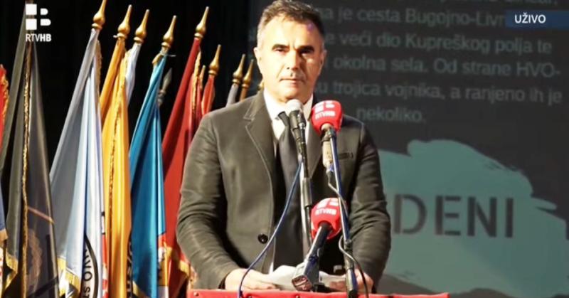 (VIDEO) INCIDENT NA OBLJETNICI NA KUPRESU Ljutiti hrvatski branitelj prekinuo govor generala Sopte