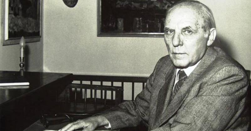 DRAGI ČITATELJI, SJETITE SE DANAS MRTVOG PJESNIKA Čitajući Cesarićeva djela, čuvamo ga od zaborava i sve dok sjećanje na njegovu poeziju živi u našim srcima, on ne umire