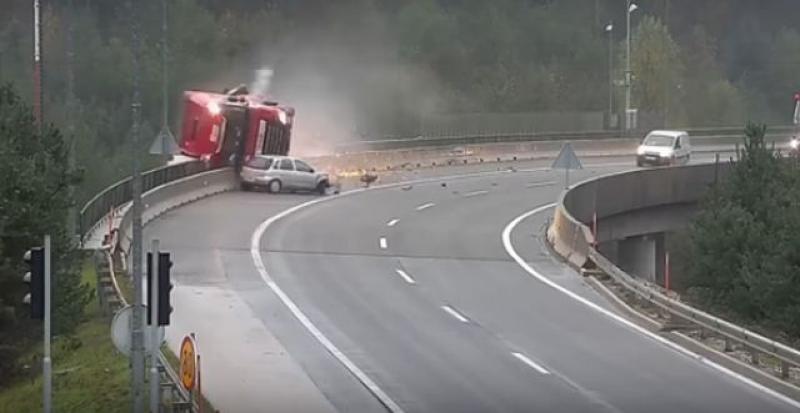 (VIDEO) STRAŠNA NESREĆA U SLOVENIJI Corsa 'izgurala' kamion s nadvožnjaka!