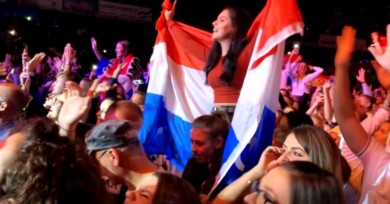 POGLEDAJTE KAKO ISELJENI HRVATI U FRANKFURTU PJEVAJU DOMOVINI Dijele nas kilometri, ali nas spaja ista ljubav prema Hrvatskoj!