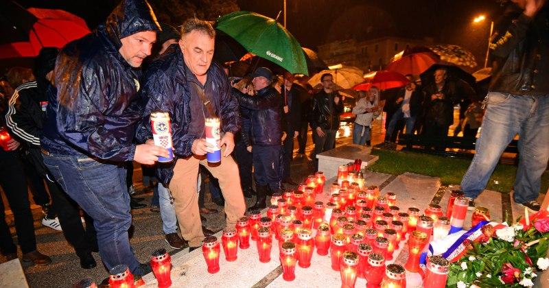 PALJENJE SVIJEĆA DILJEM SVIJETA I u mom gradu svijetli Vukovar!