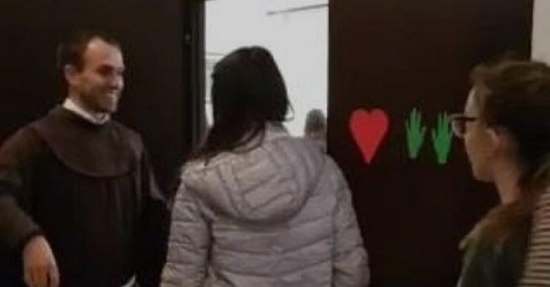 (VIDEO) NIJE LI OVO PREDIVNO Pogledajte kako fratar dočekuje svoje krizmanike