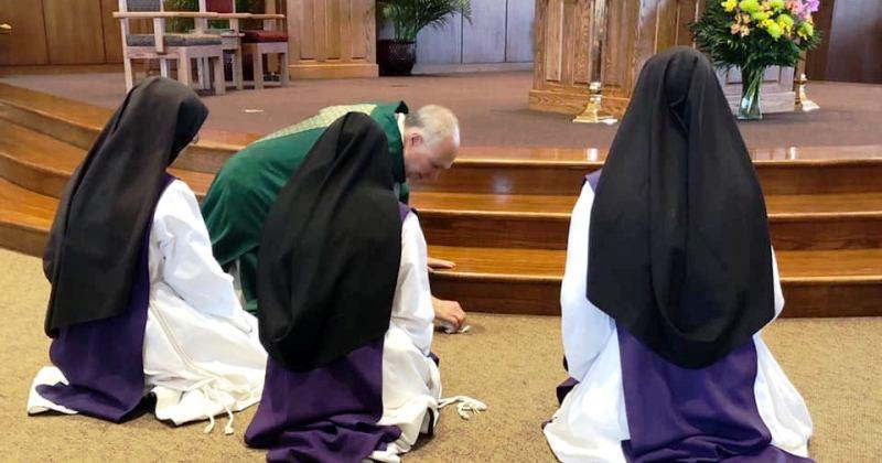 (IRSKA) SVJEDOČANSTVO VJERE Nakon što se Predragocjena Krv Kristova za vrijeme svete mise slučajno prolila po tepihu, svi su ostali zadivljeni na reakciju redovnica