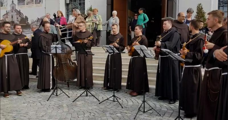 (VIDEO) UZ ZVUKE GITARE I DOBRO RASPOLOŽENJE Fratri u sav glas pjevaju Škorinu Ravnicu. Poslušajte