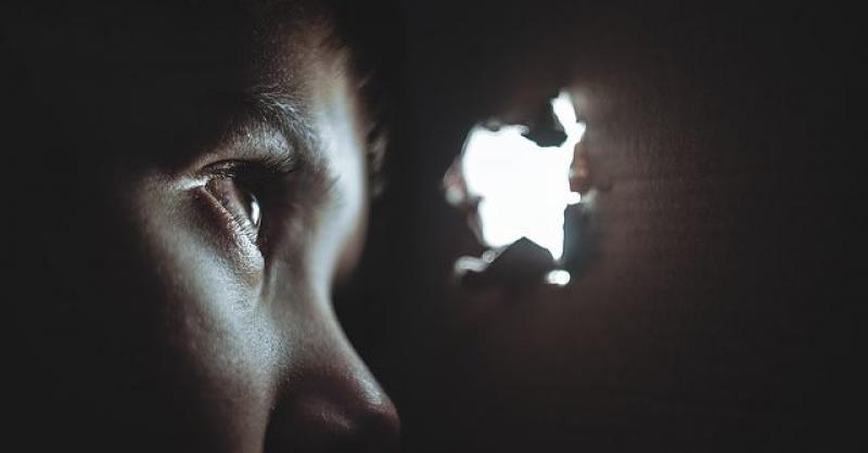 NEVJEROJATNA PRIČA IZ NEUMA Devetogodišnji dječak spava u starom autu ispred zgrade jer su ga roditelji izbacili iz stana