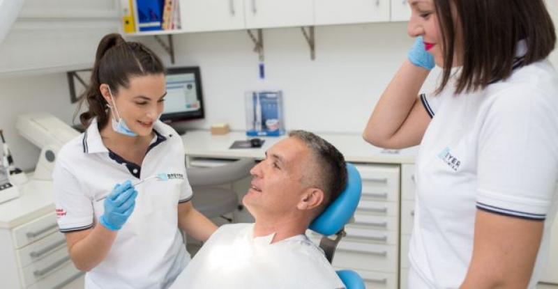 5 UZROKA neugodnog mirisa ispod navlaka i fiksnog mosta